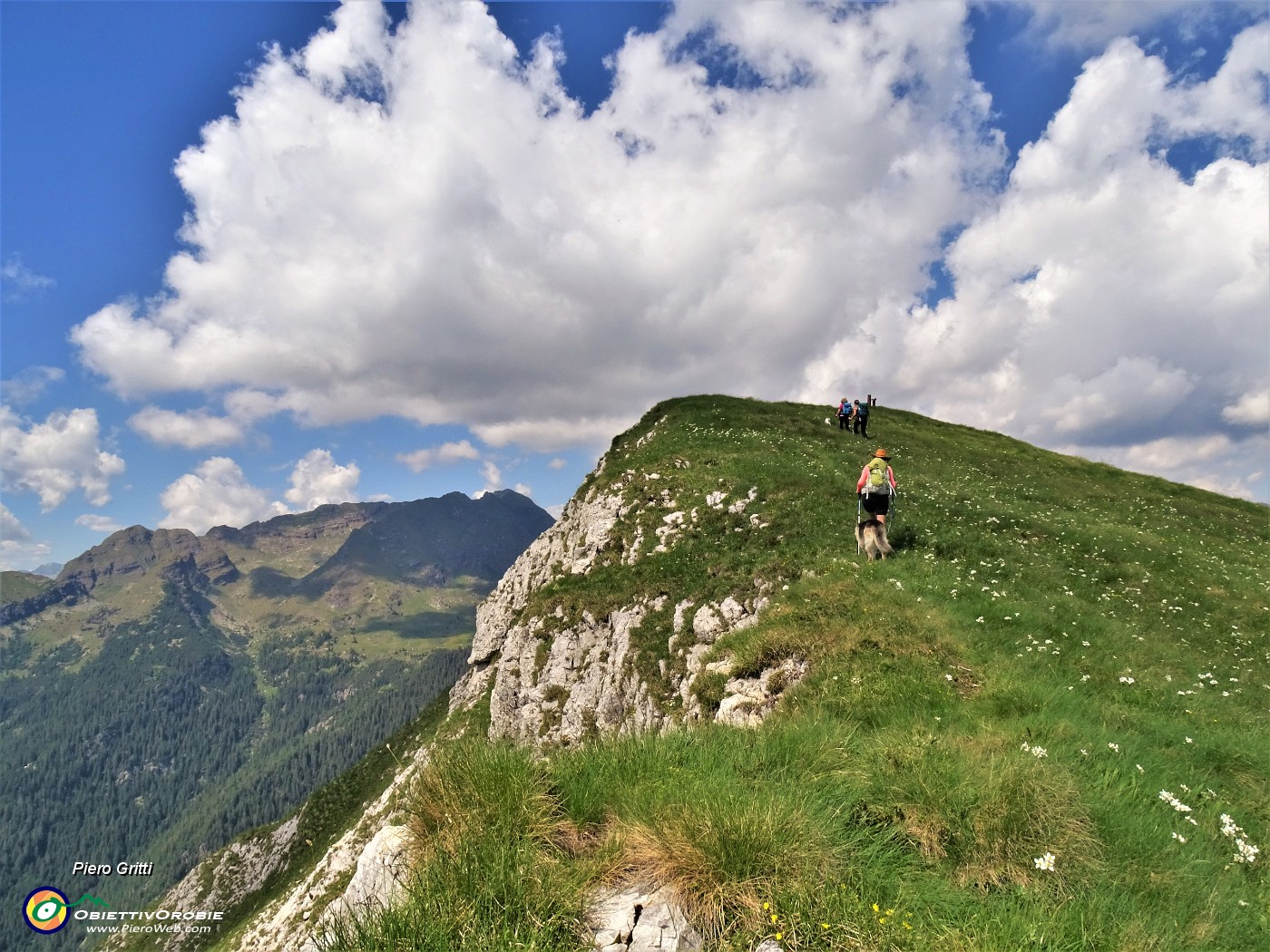 62 Salendo in vetta al Monte Vetro (2054 m).JPG